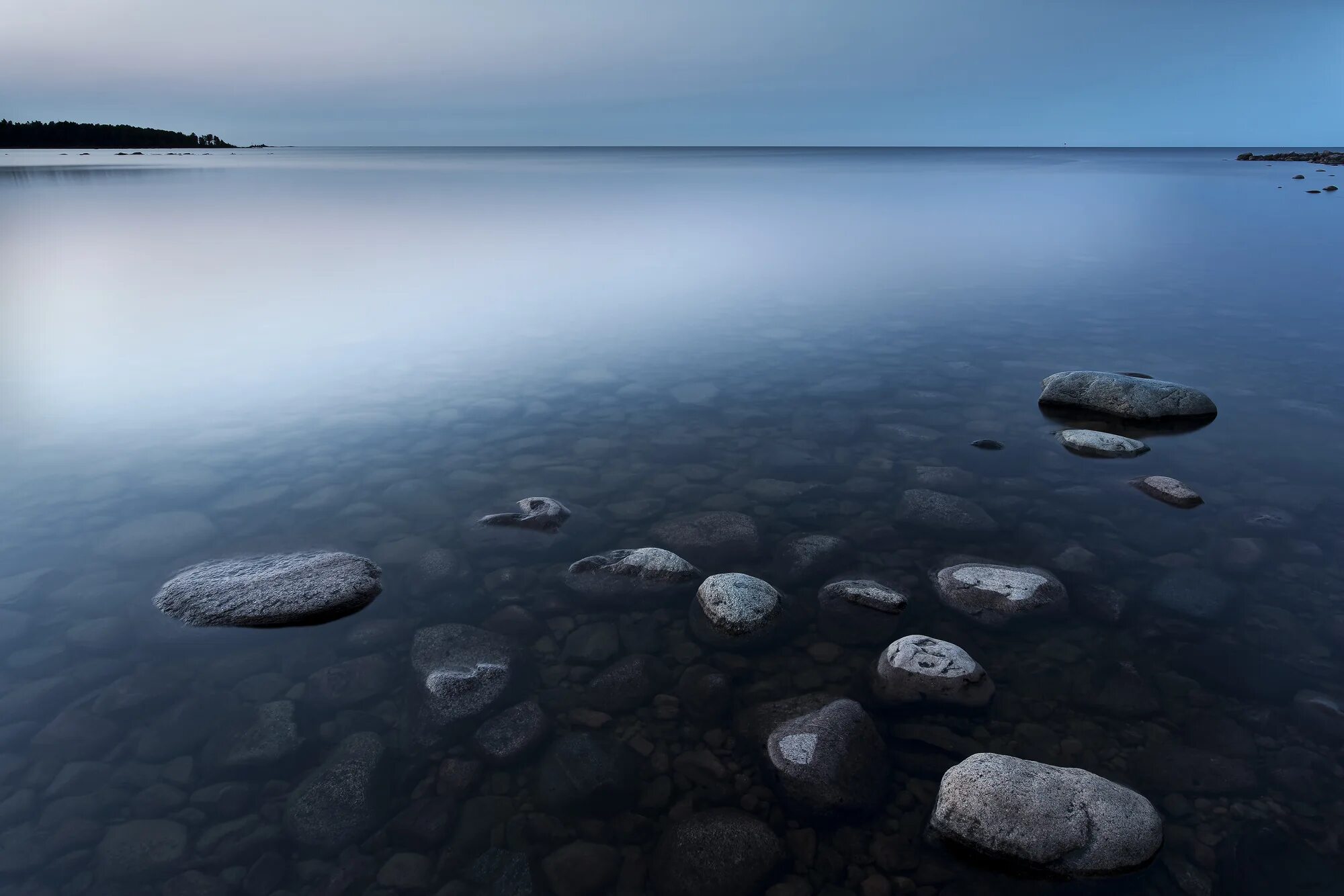 Водная гладь. Озеро камни. Спокойная гладь воды. Вода озеро. Камни на берегу озера