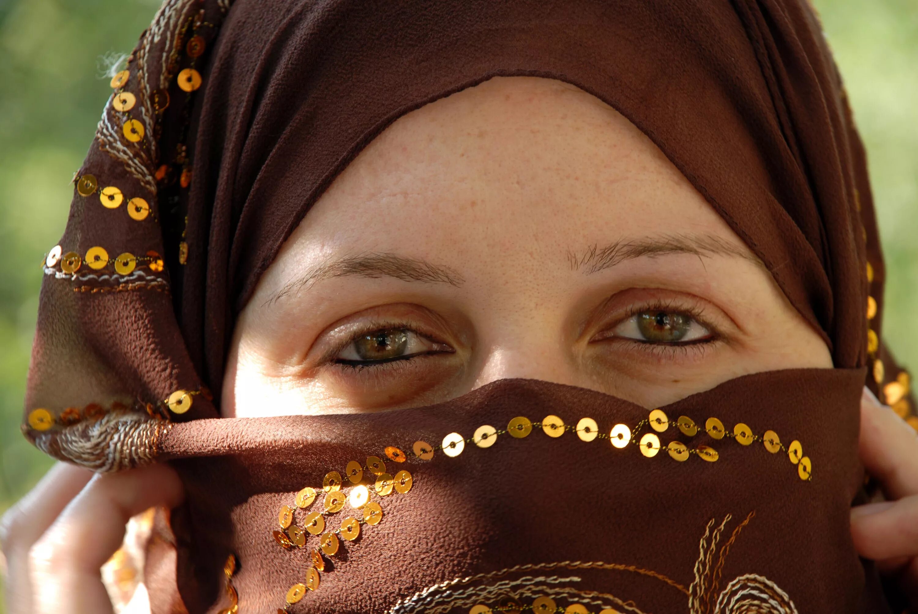 Восточные женщины. Красивые восточные платки. Платки мусульманские для женщин. Восточный платок на голову.