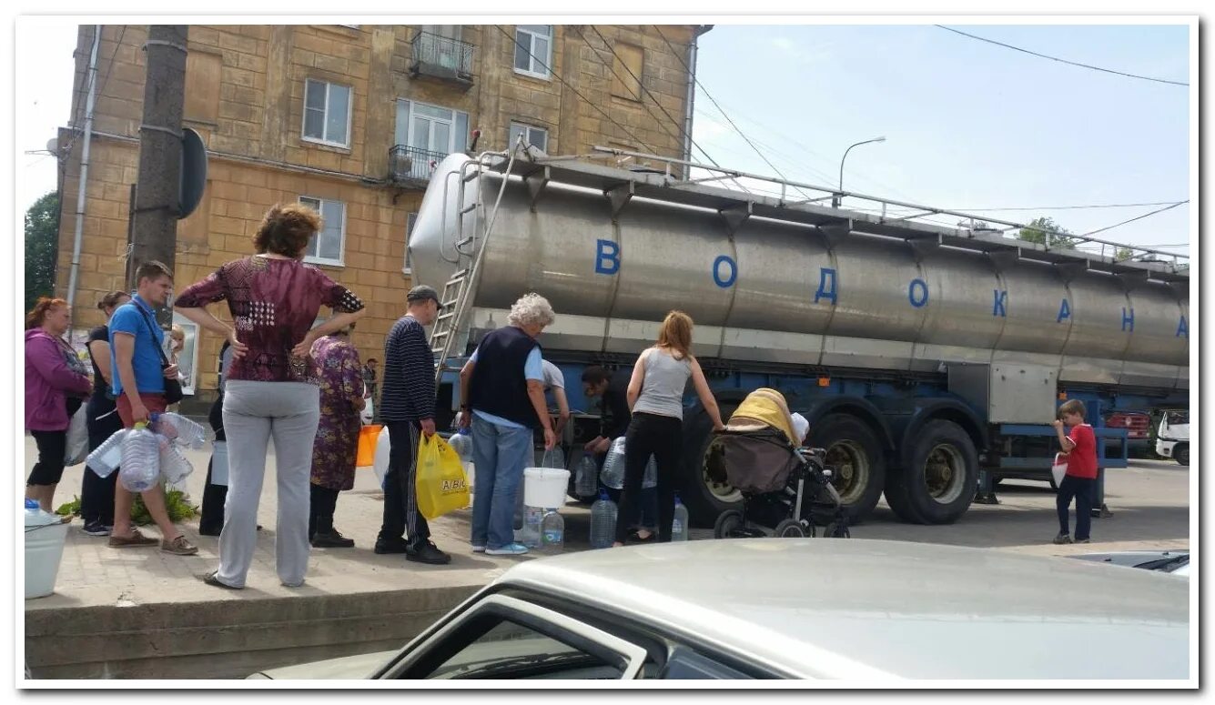 Никольское вода. Подвоз воды. Подвоз технической воды. Очередь к воде. Люди в очереди за питьевой водой.