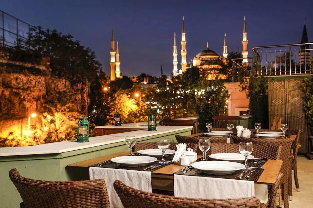 Террасы стамбула. Отель Султанахмет в Стамбуле. Seven Hills Стамбул. Стамбул отель Султанахмет 4. Ресторан Sophia Terrace Стамбул.