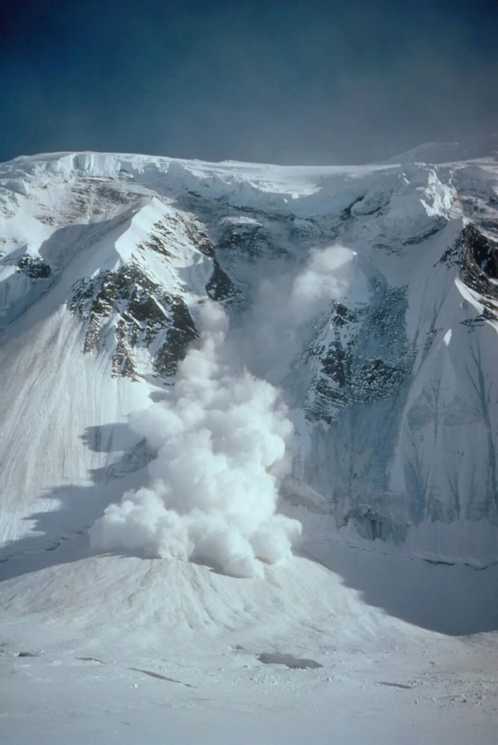 Сход снежных лавин. Avalanche. Снежная лавина нижний кармадон. Чегет кабардино-балкария. Мокрые снежные лавины.