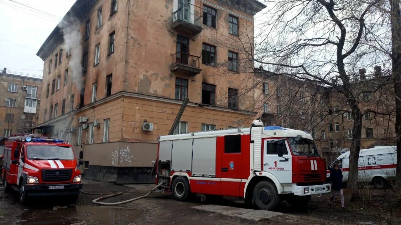 Континент горит новокузнецк. Пожарные Новокузнецк. Новокузнецк пожар на Вокзальной. Пожар в Новокузнецке сейчас. МЧС город Новокузнецк.