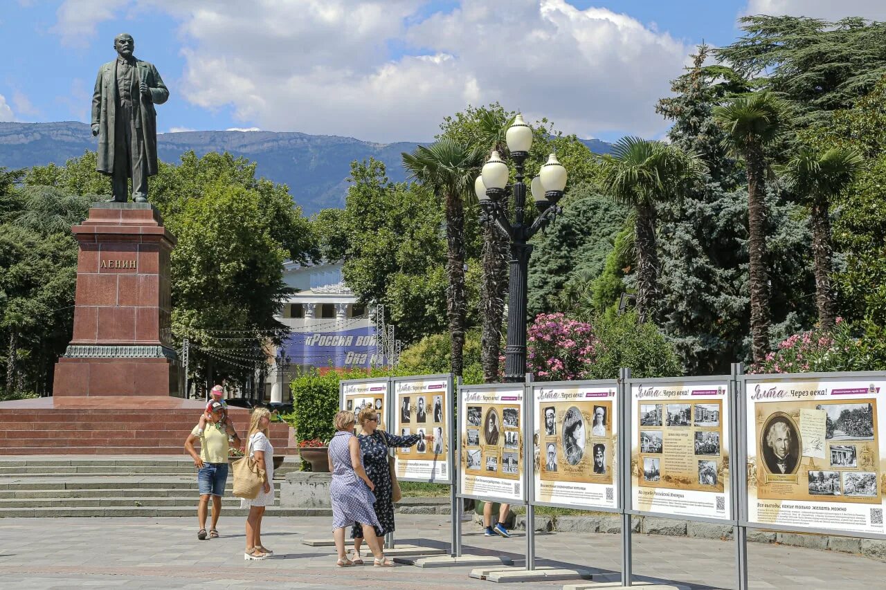 1 мая крым. Ялта город. Майская Ялта. Жизнь в Крыму. Ялта ЮБК планировка.