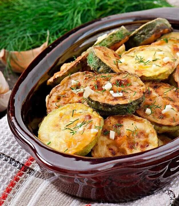 Вкусно приготовить кабачки с чесноком. Кабачки цукини жареные. Жареные кабачки с чесноком. Кабачки жареные на сковороде. Кабачки жареные на сковороде с чесноком.