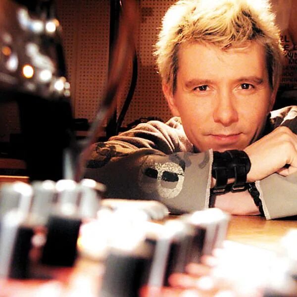 Drum and bass фото. Dj speaking. Микрофон и губы. Martin garrix. Hardwell 2022.