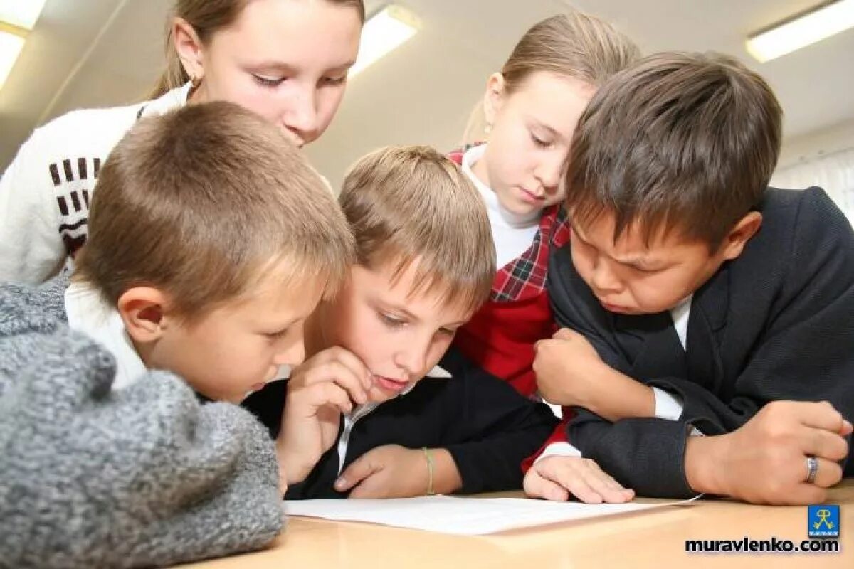 Воспитание младшего школьника в школе. Школьники начальных классов. Группа учеников. Школьники среднего звена. Адаптация школьников.