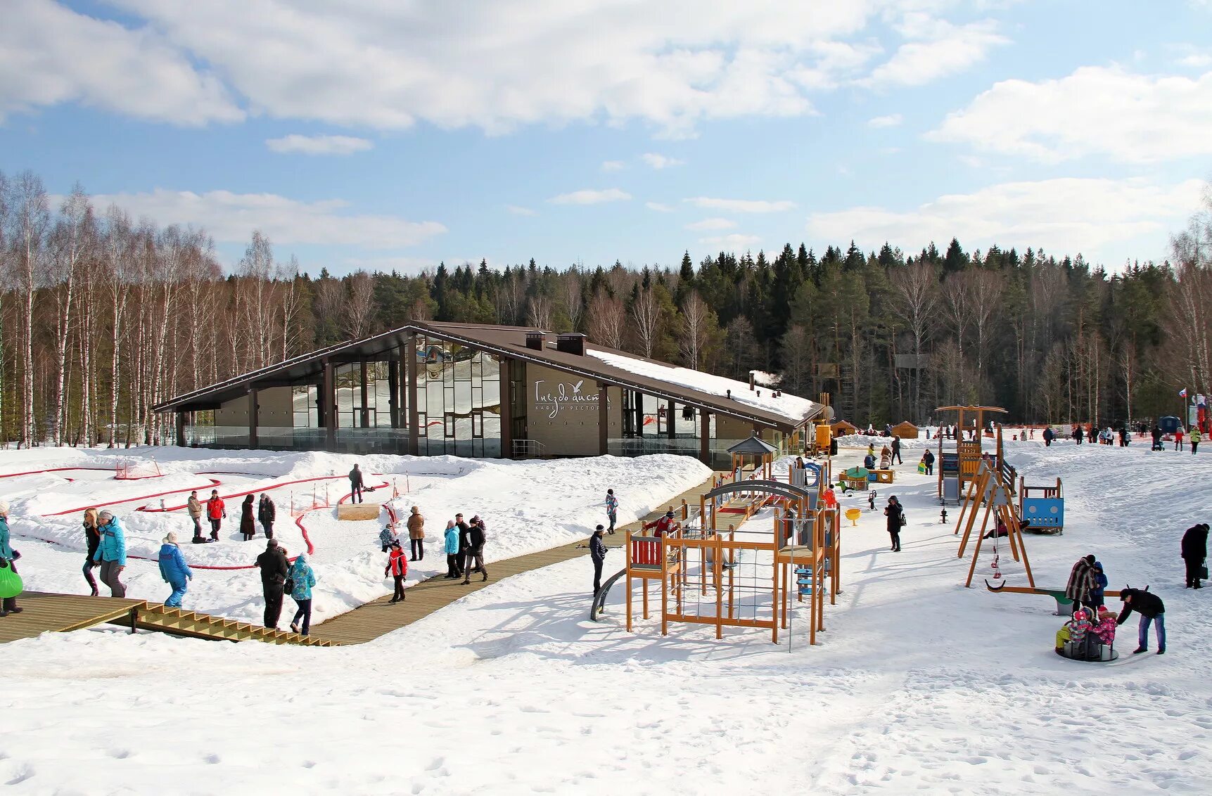 Ресторан доброград. Гнездо аиста ресторан доброград. Гнездо славки портнихи. Дубонос гнездо. Гнездо декор.