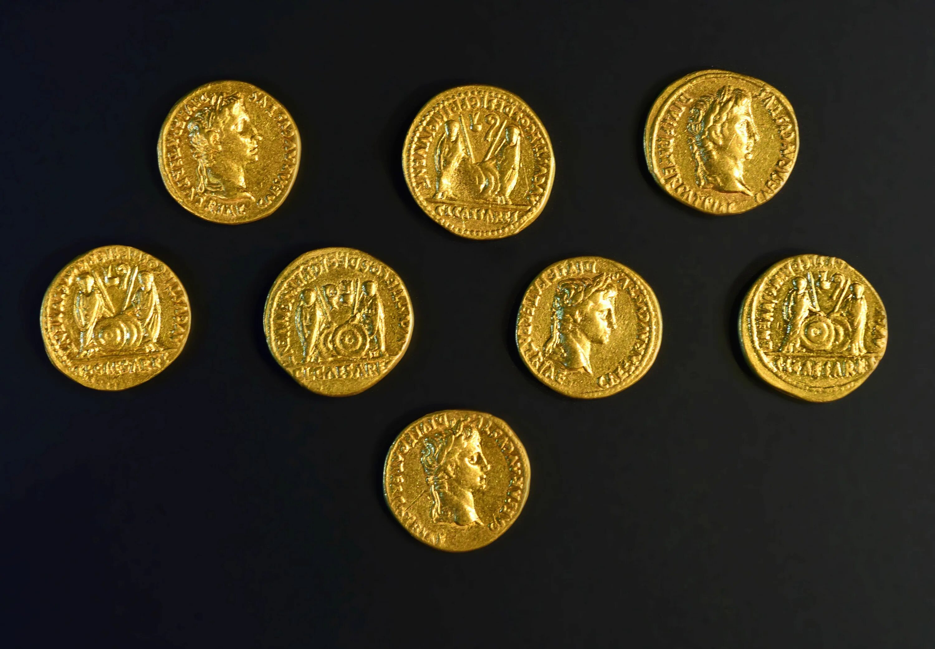 Где купить золотые монеты. Римская Золотая монета Франческо Веттори. Коллекционные золотые монеты. Коллекция золотых монет. Старинные золотые монеты.