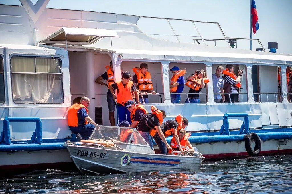 Работа на водном транспорте. Пассажиры на водном транспорте. Спасательные шлюпки на теплоходе. Эвакуация с судна. Корабль спасения.