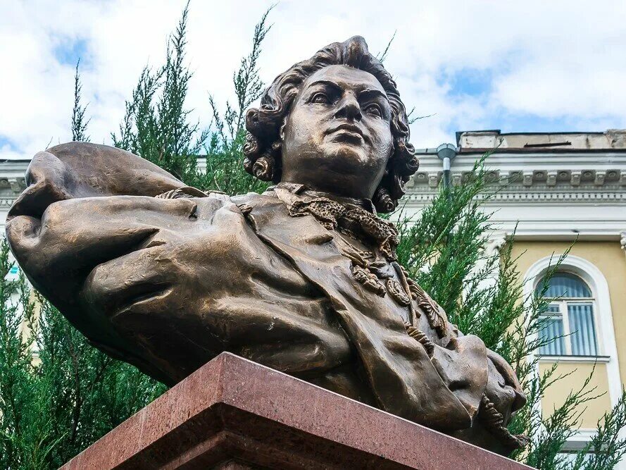 Потемкин м п. Памятник Потемкину в Симферополе. Памятник Григория Потемкина Симферополь. Князь Григорий Потемкин памятник Симферополь. Потемкин памятник в Севастополе.