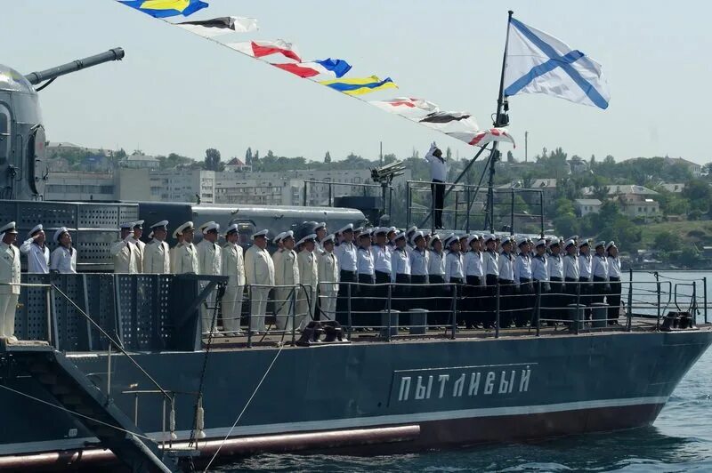 Современный корабль с Андреевским флагом. Военный корабль с Андреевским флагом. Андреевский флаг на корабле.