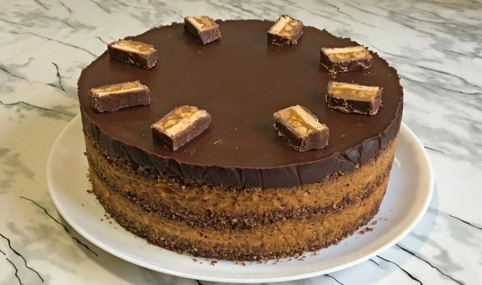 Торт сникерс в домашних. Торт из сухарей. Торт сникерс без выпечки. Выпечка торт сникерс. Торт сникерс без.