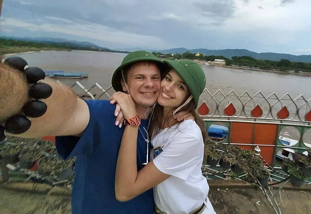 Чем сейчас занимается ведущий мир наизнанку. Мир наизнанку ведущий дмитрий комаров. жена дмитрия комарова мир наизнанку. мир наизнанку ведущий дмитрий комаров жена. ведущий мир наизнанку дмитрий комаров жена александра кучеренко.