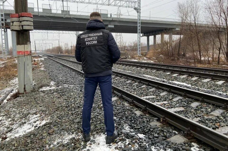 Парень в поезде. Проводник пассажирского вагона. Окно электрички. Парень на железной дороге. Мужчина в вагоне поезда.