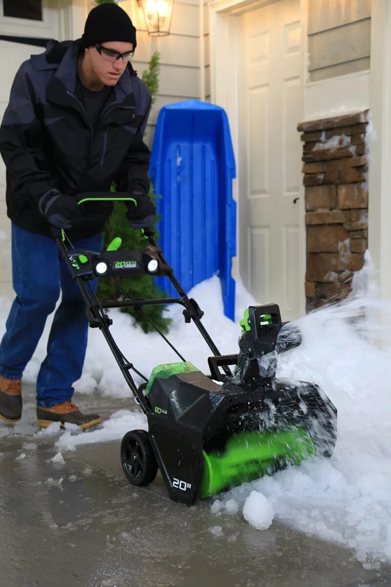 Аккумуляторный уборщик снега. Аккумуляторный снегоуборщик greenworks 80v. снегоуборщик гринворкс 80 v. аккумуляторный снегоуборщик greenworks gd60st (с акб и зу). снегоуборщик аккумуляторный greenworks 80v без аккумулятора.
