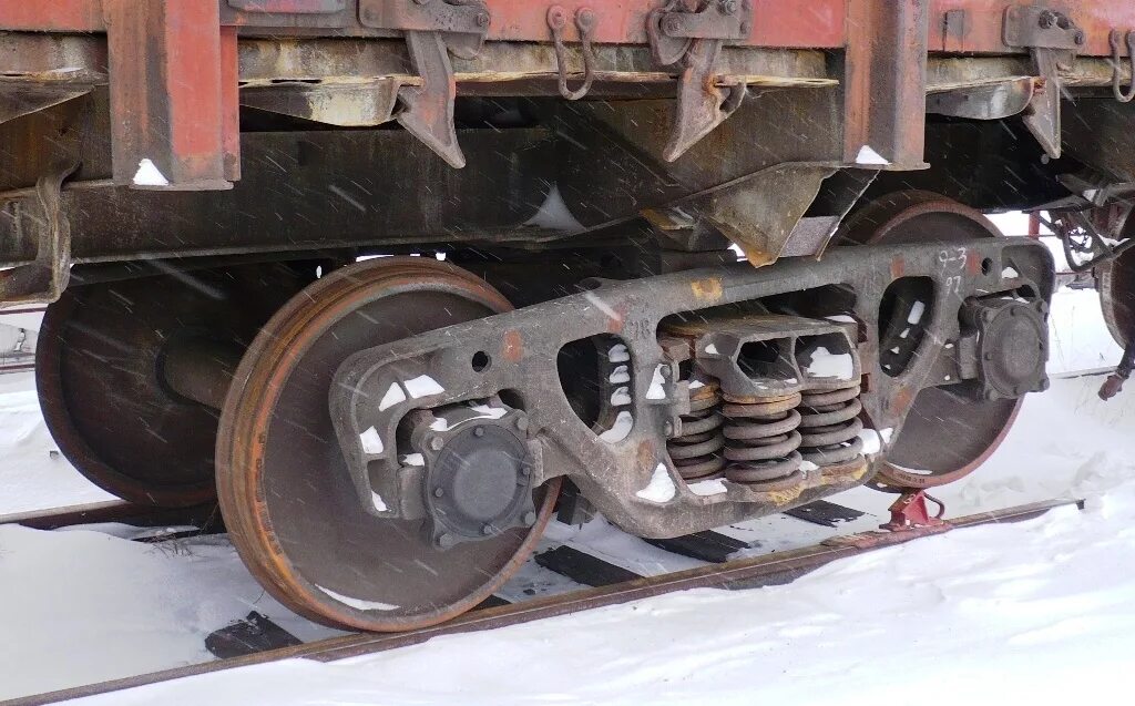 Заклинило колесную пару. Тележка вагона неисправности излом пружины. Тепловоз боксование. Колёсная пара пассажирского вагона вагона. Вывешивание колесной пары тепловоза 2тэ116.