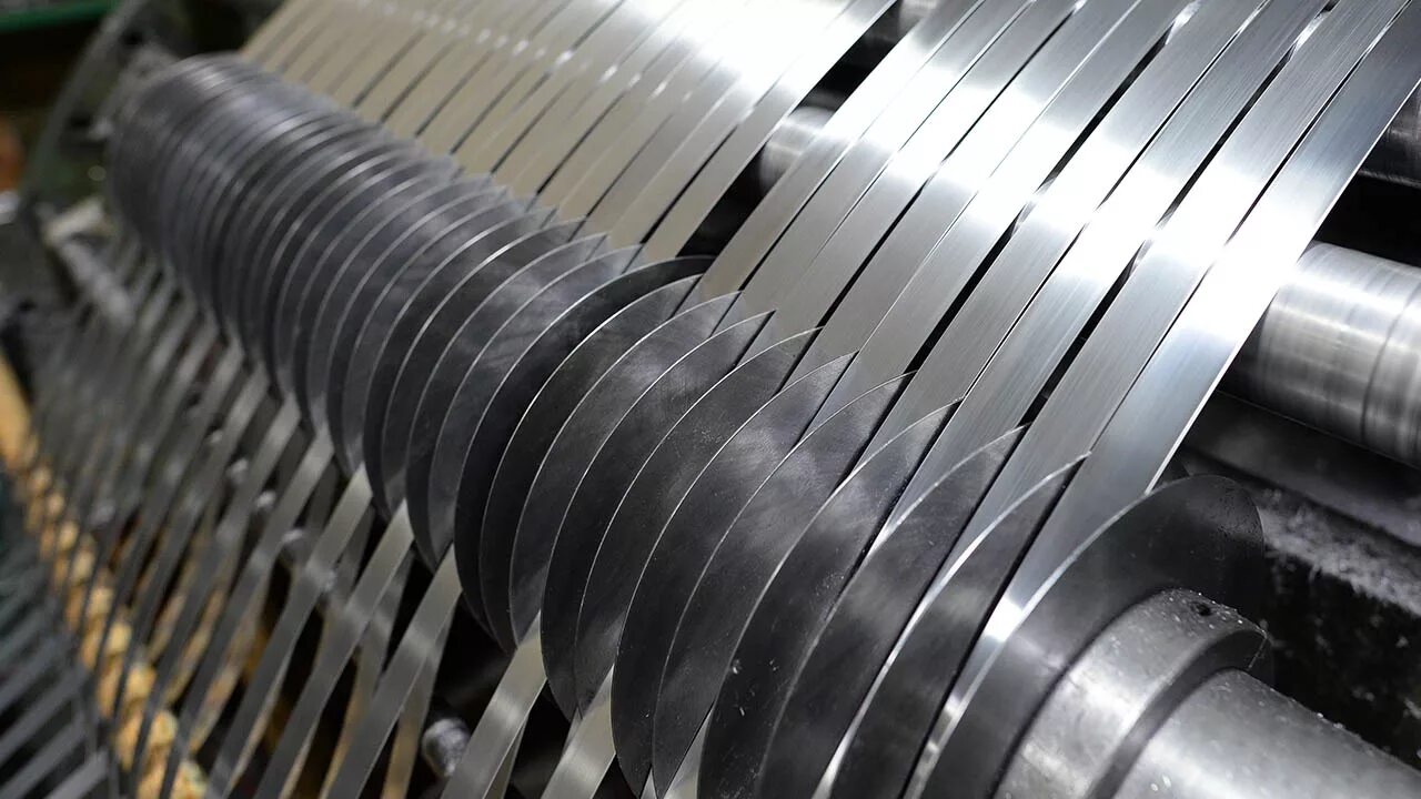 Продольная резка листа. Полоса металлическая. поперечная резка листового металла. сталь в машиностроении. ножи для продольной резки металла.