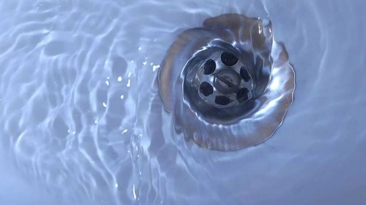 Воду крутил. Water miao aqu. Воронка в воде. Перо на воде. Воду крутил.