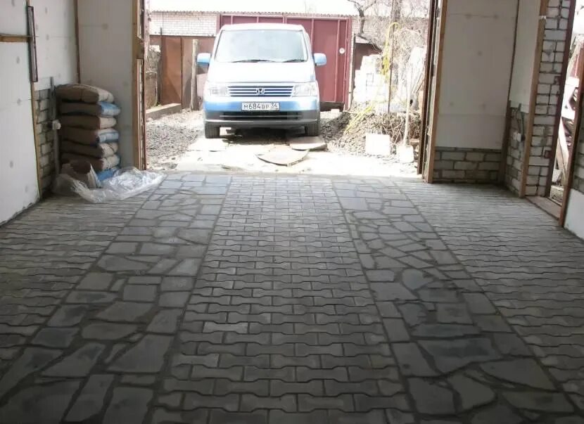 Как уложить пол в гараже. Тротуарная плитка в гараже. брусчатка в гараже. траурная плитка в гараже. тротуарные плиты в гараж.