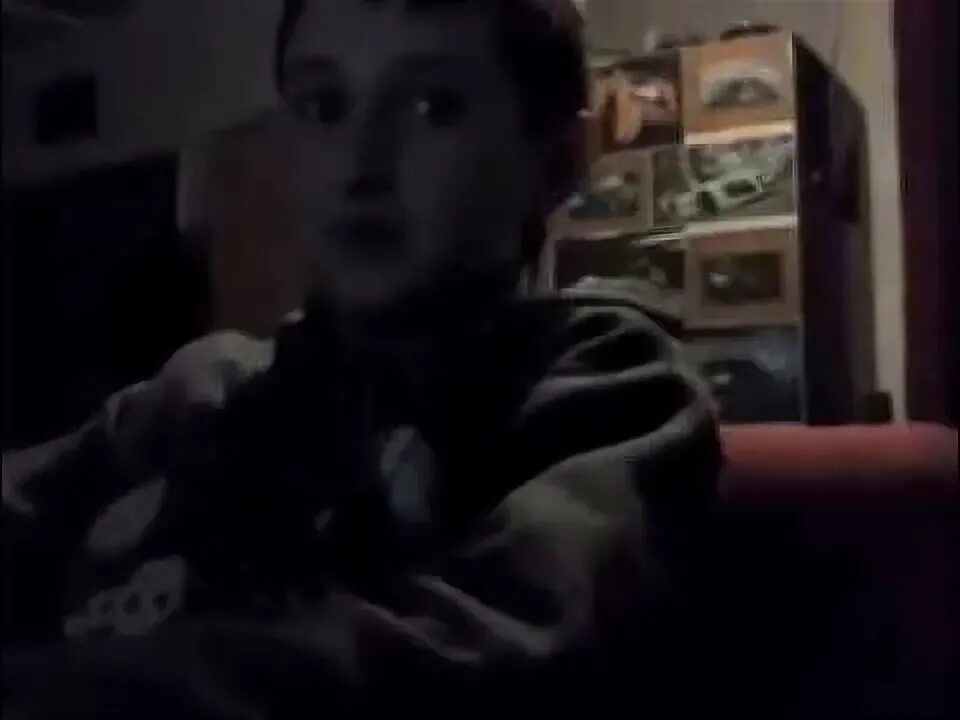 Молодой пацан запах папирос. Бумер фильм пашка. Человек с огромной сигаретой. Бумер фильм десантник. Прикуривает сигарету от сварки.