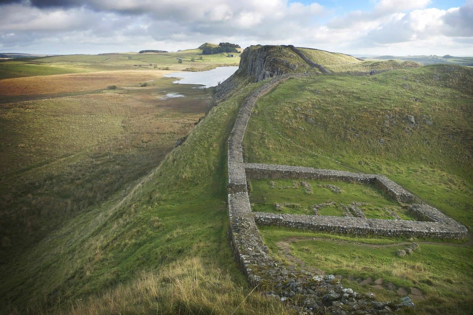 Как выглядит вал фото File:2015 Hadrian's Wall Trip (17832479162).jpg Wikimedia Commons