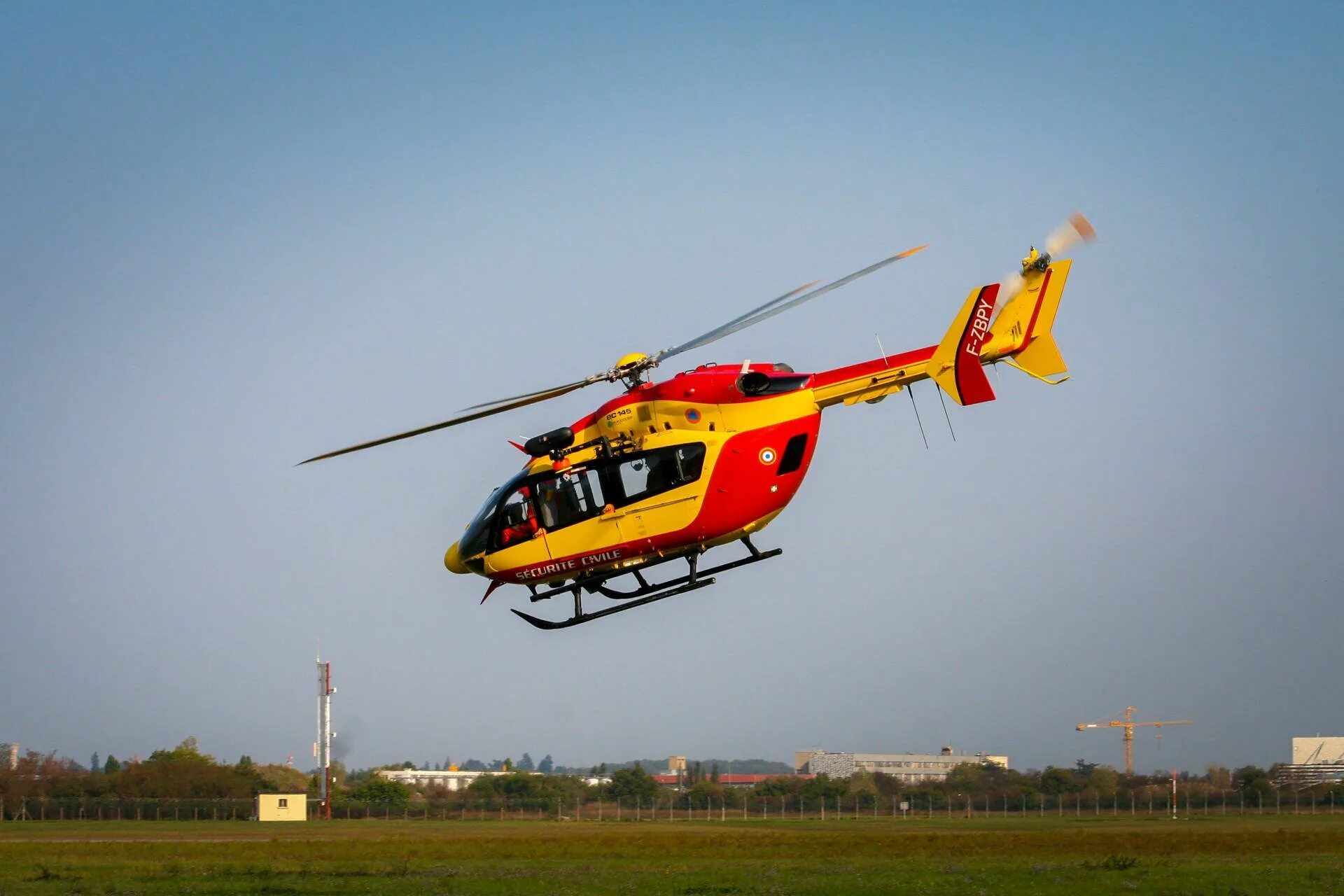 Желто красный вертолет