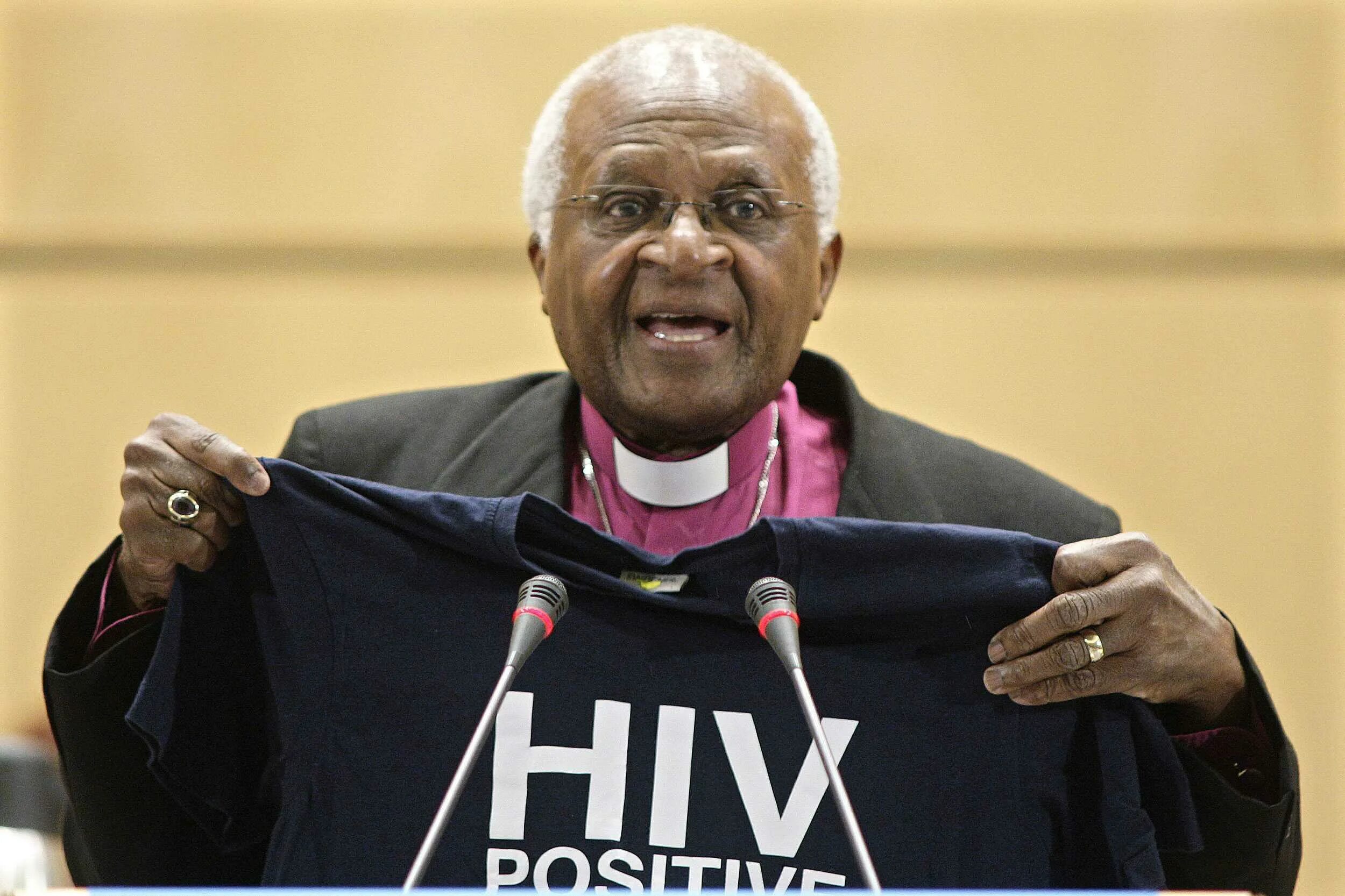 Десмонд туту. Desmond Tutu. National AIDS Trust. Гэвин Харт National AIDS Trust. Десмонд Туту марка.