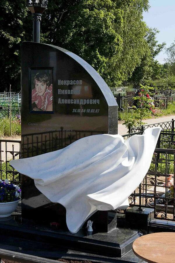 Памятник молодому парню. Памятники для молодых. памятники на могилу молодому парню. необычные памятники на могилу для мужчины.