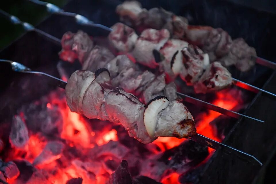 Шашлыки на природе. Шашлыки на природе. Шашлык на мангале. Шашлык барбекю. Шашлык ночью.