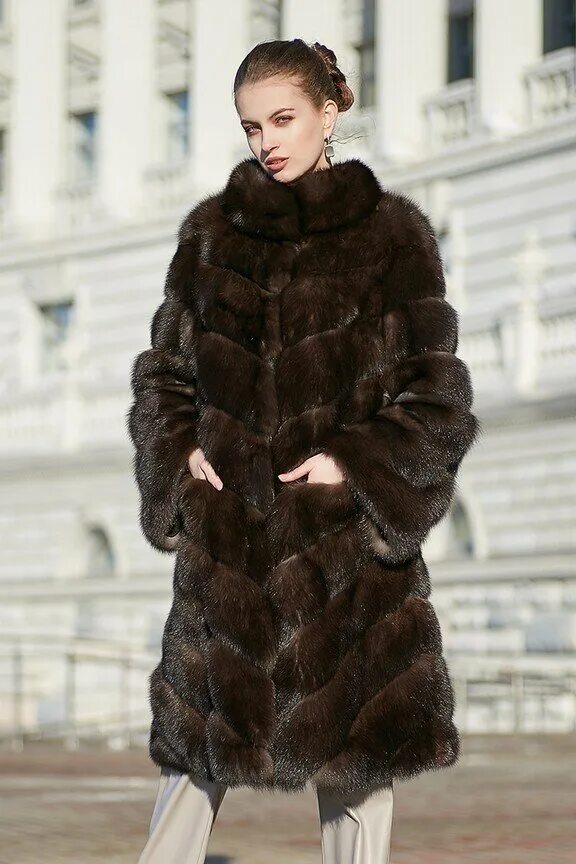 девушка в шубе. шуба в россии.