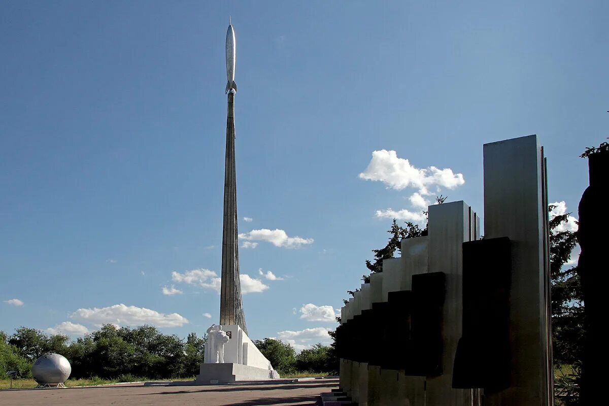 Саратовская область парк гагарина. Парк покорителей космоса Саратов. Парк приземления Гагарина Энгельс. Памятник Гагарину Саратов парк покорителей космоса. Памятник приземление Гагарина в Энгельсе.