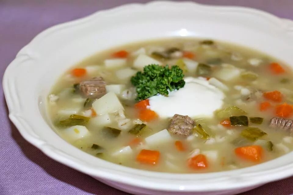 обед с рассольником. рассольник технологическая карта. рассольник с какого возраста можно детям. перловый суп. рассольник с перловкой и солеными огурцами.