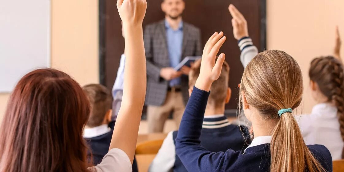Учитель слушающий ответ ученика. Слушающие ученики. Школьник поднимает руку. Класс учеников поднимают руки. Учитель и ученики поднимающие руку.