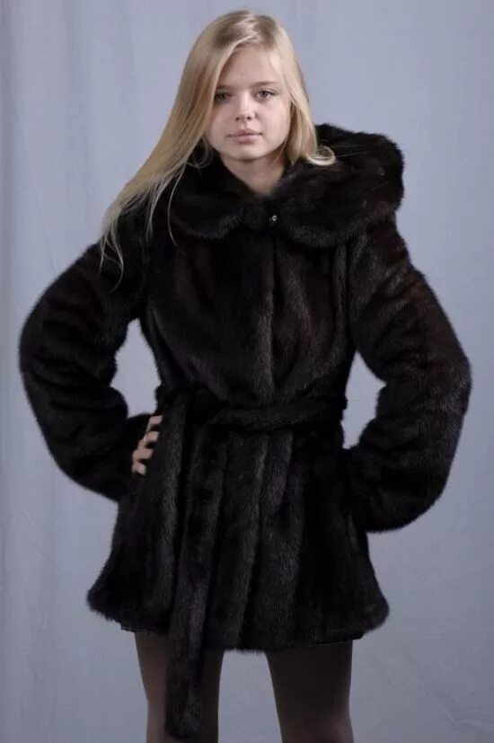 Ребенок в шубке. Детские шубы из норки. Норковые шубки для девочек. Детские шубы из норки. Шубы для подростков.