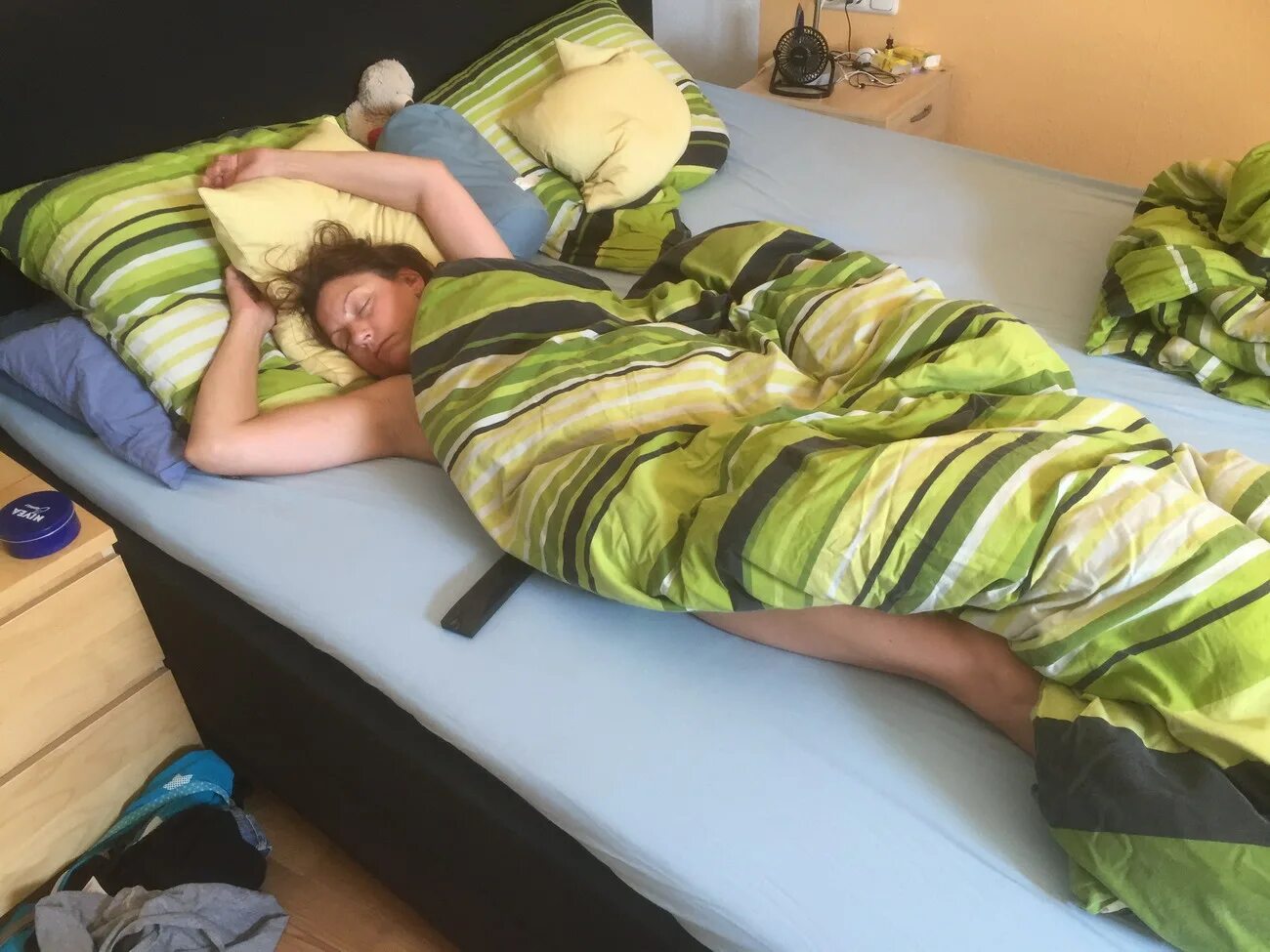 Домашнее спящие женщины. Пьяные взрослые женщины спят. Пьяные толстушки в кровати. Спящие домашнее. Тетка спала рассказы.