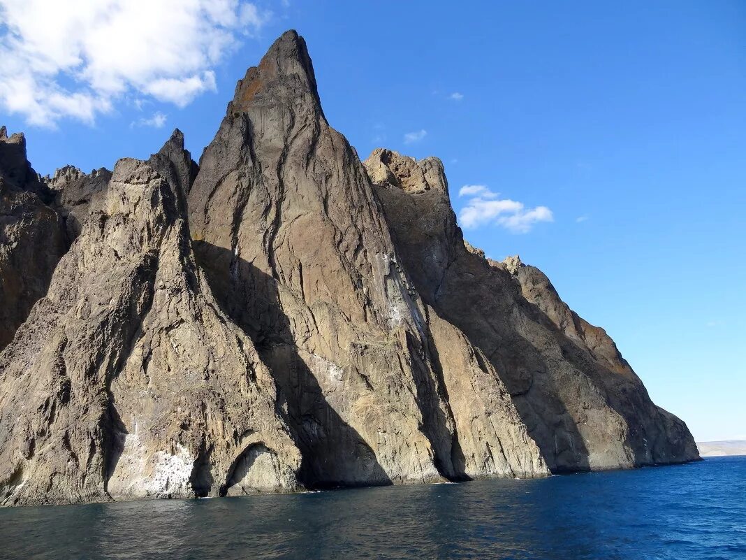 Вулкан карадаг в крыму. Вулкан карадаг. Коктебель потухший вулкан. Карадаг вулканический массив. Крым вулкан карадаг коктебель.