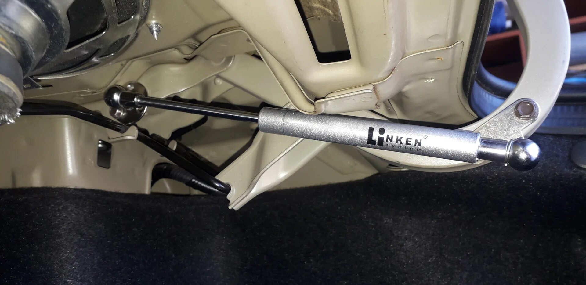ГАЗ упоры багажника Hyundai Accent. Газовый упор крышки багажника Hyundai Accent. Газовые упоры багажника Peugeot 308 SW.