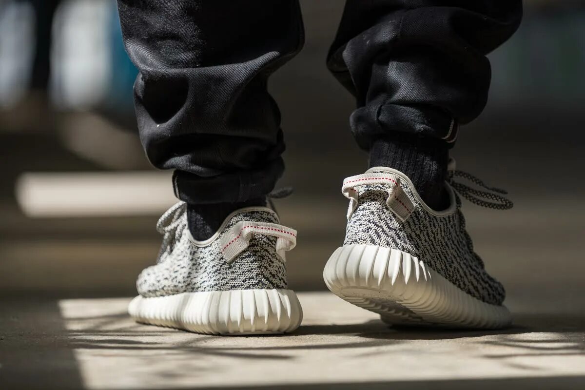 кроссовки adidas yeezy boost. кроссовки adidas yeezy boost 350 на прогулке картинки. Adidas yeezy 350 v2. Adidas yeezy boost 350 v2 originals.