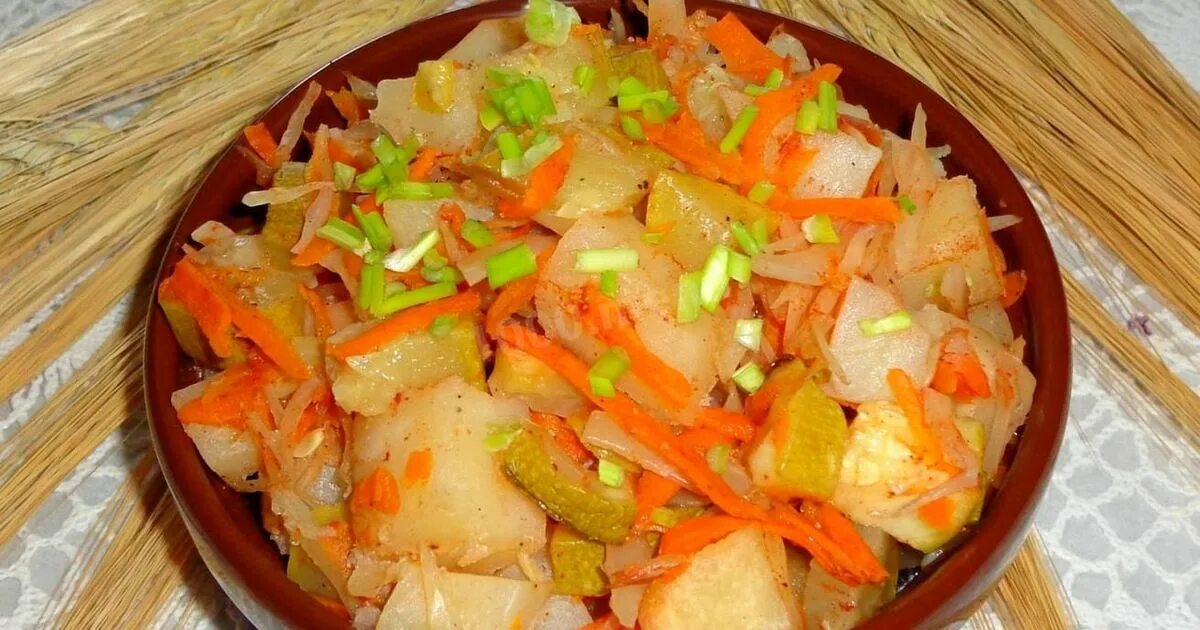 Рагу из овощей с картошкой и капустой. Овощное рагу ( капуста, картофель, лук,морковь, перец). Овощное рагу с кабачками капустой. Овощное рагу с капустой и картофелем. Овощное рагу с кабачками и картошкой в мультиварке.