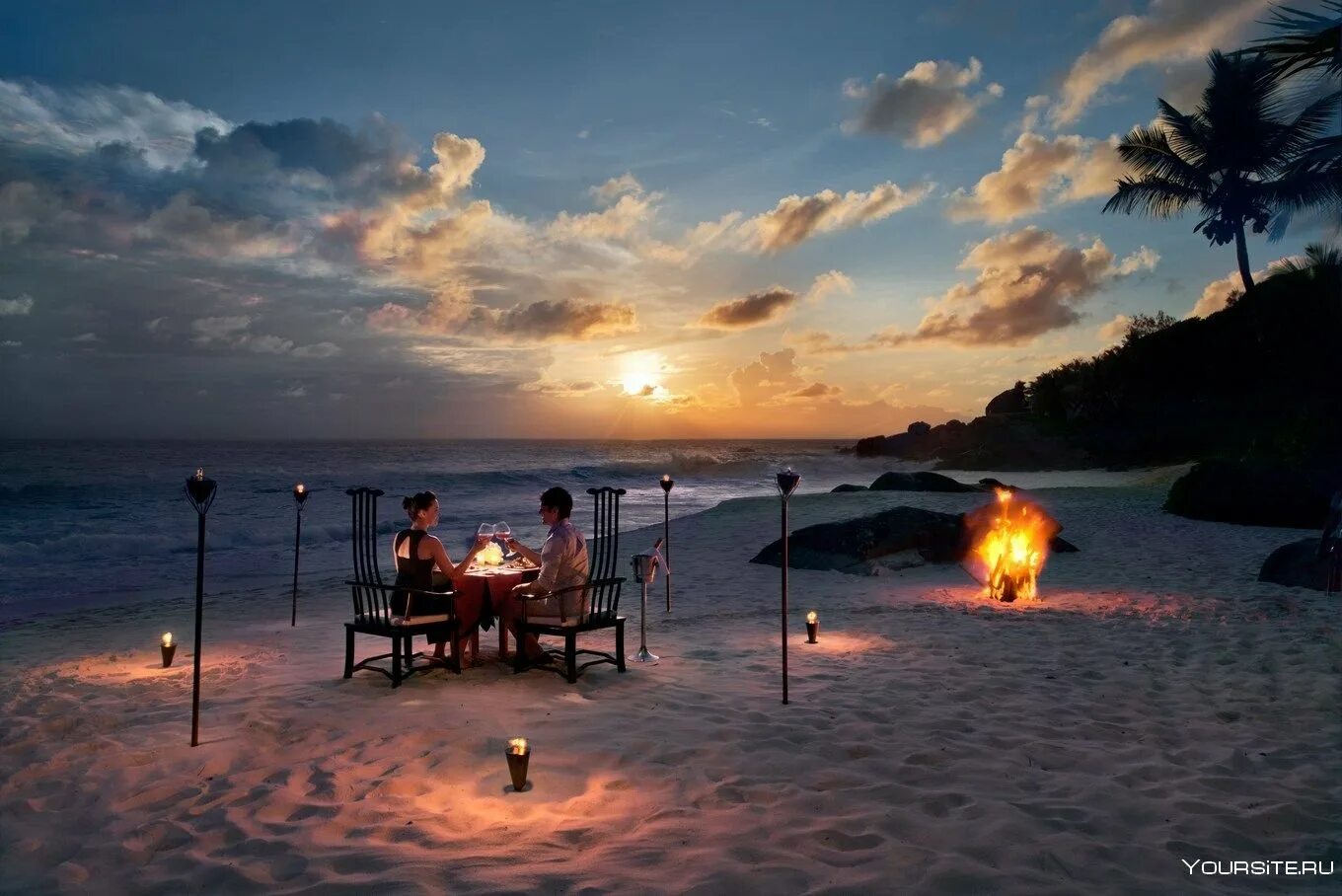 Красивая ночь романтичные картинки. (Honeymoon Beach) Симиланы. Романтический вечер у моря. Ужин на пляже. Ужин на пляже на закате.