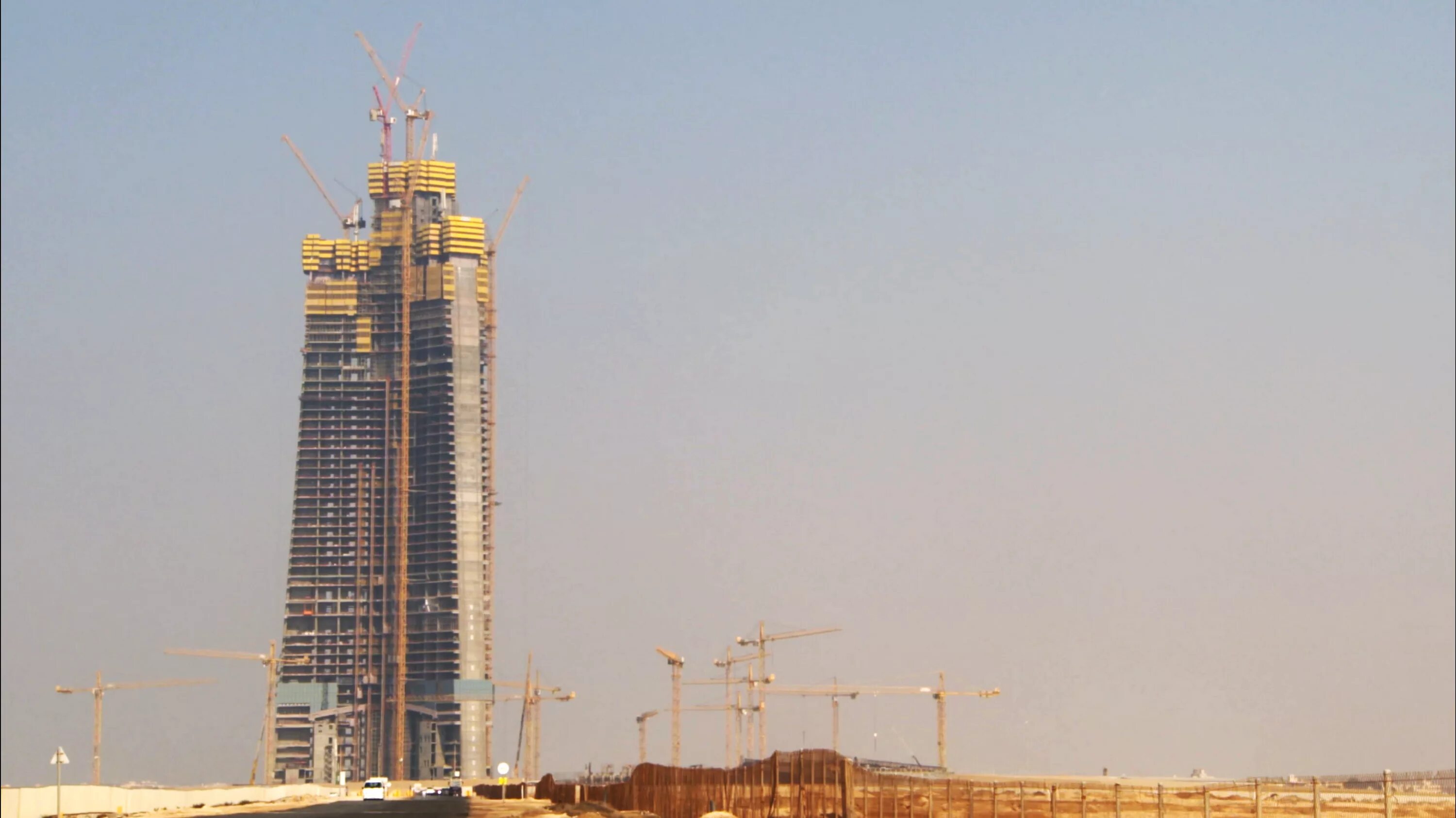 Королевская башня в Джидде. Небоскреб Джидда Тауэр. Kingdom Tower в Саудовской Аравии. Джидда Саудовская Аравия небоскреб. Строительство в саудовской аравии