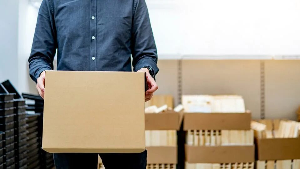 Адресное хранение на складе с чего начать. Курьер с посылкой. Parcel arrive at warehouse. Склад посылок. Optimum parcel.