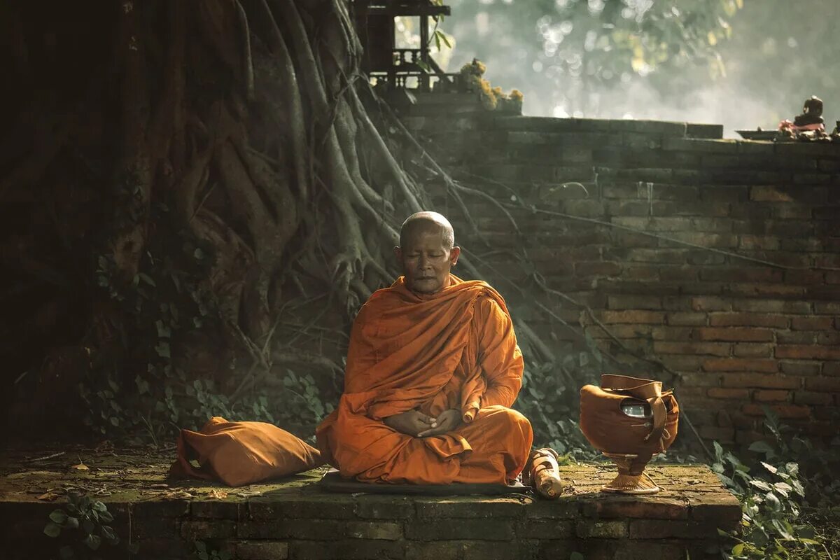 Буддистский монах Тибет. Буддизм дзэн буддизм. Будда Шаолинь. Буддистский монах Тибет арт. Монах медитирует