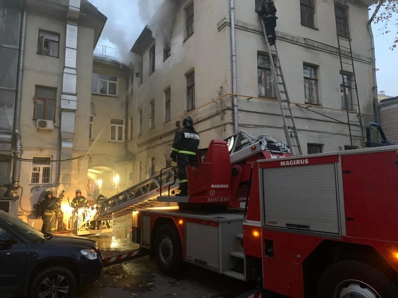 16 этажка в москве. Пожар на тверской улице. Пожар на тверской улице в москве сегодня. Пожар в москве сейчас в центре москвы. Никитский бульвар 12 пожар.