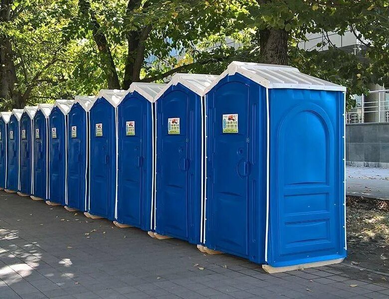 Биотуалет portaloo. Биотуалет кабинка. Общественный туалет на улице. Туалетная кабинка биотуалет на улице.