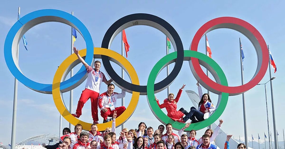 Олимпийские игры. Международные спортивные мероприятия. Олимпийские кольца из людей.