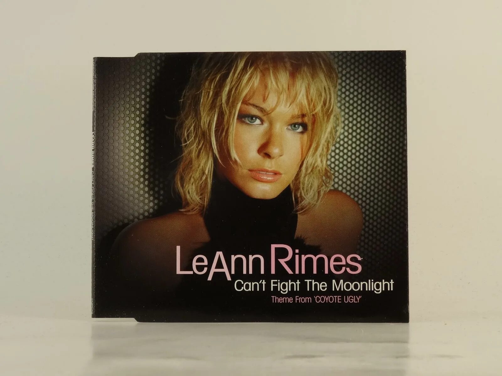 Песня can t fight. Can't Fight the Moonlight Лиэнн Раймс. Leann Rimes can't Fight the Moonlight Cover. Cant Fight the Moonlight песня. Homegrown Peaches can't Fight the Moonlight.