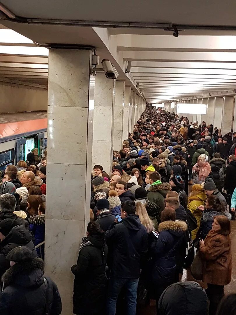 Метро кузьминки реконструкция. Метро Кузьминки час пик. Час пик в метро в Москве Текстильщики Кузьминки. Станция метро Кузьминки. Станция метро Кузьминки час пик.