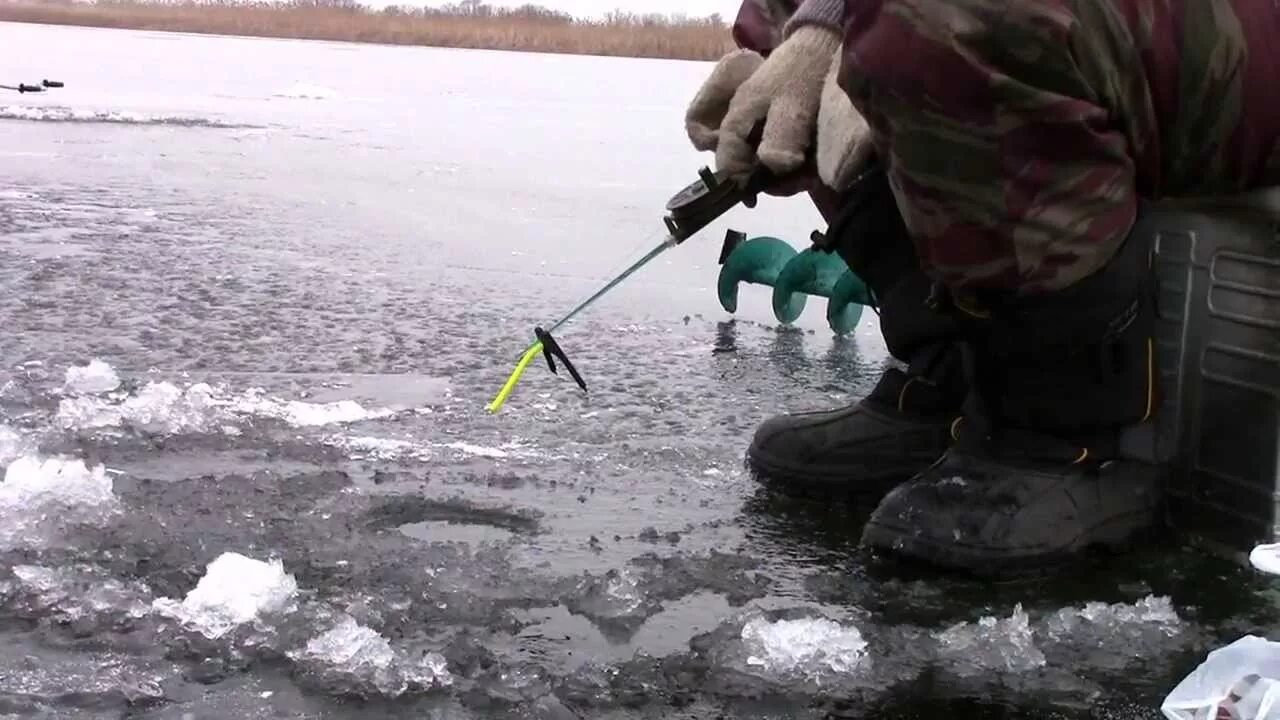 Зимняя рыбалка окуни чудское озеро. Ловля на мормышку. Ловля плотвы на балансир. Зимняя рыбалка 21. Рыбак зимой.