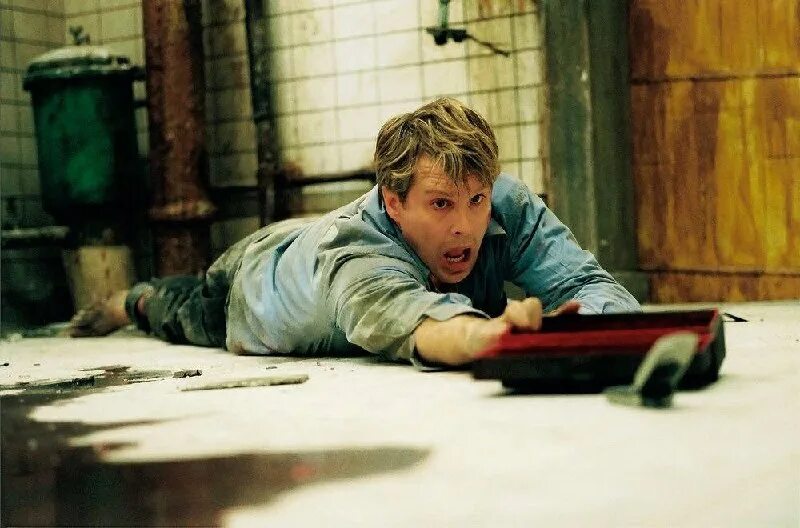 пила: игра на выживание фильм 2004. пила: игра на выживание фильм 2004. лоуренс гордон. пила игра на выживание джеймс ван. пила 1 выход.